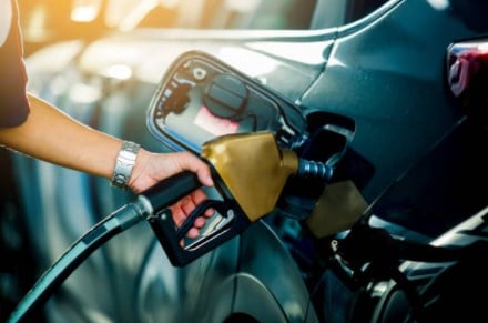 Benzineprijs daalt, elektra wordt duurder