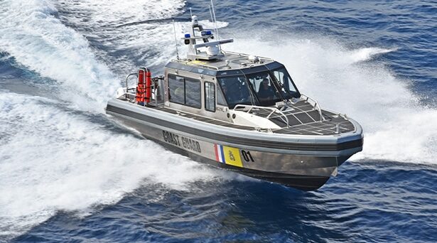 Kustwachtpatrouille onderschept ongeregistreerde boot met elf personen
