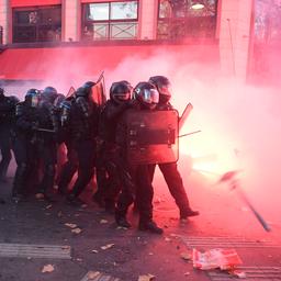 Bijna honderd agenten gewond bij massale protesten in Frankrijk