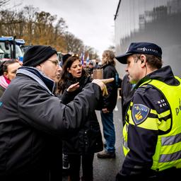 Boeren verzamelen in Den Haag, trekkers proberen politieblokkade te omzeilen
