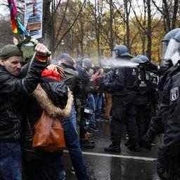 Duitse politie zet waterkanonnen in om coronaprotest in Berlijn te beëindigen