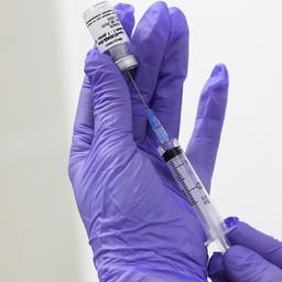 Eerste onderzoeksresultaten coronavaccin Pfizer laten 90 procent effectiviteit zien