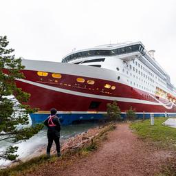 Ferry met 331 passagiers mogelijk door sterke wind vastgelopen op Finse kust