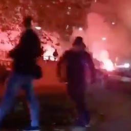 Video | Feyenoord-supporters steken massaal vuurwerk af in Rotterdam