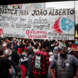 Grote protesten in Brazilië om dood zwarte man na geweld door beveiligers