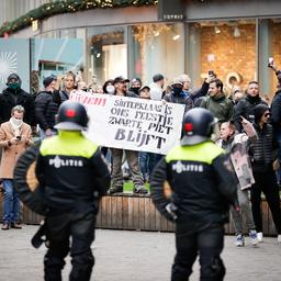 Klein Maastrichts anti-Zwarte Piet-protest trekt honderden tegenbetogers, ME grijpt in