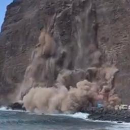 Video | Klif op Spaans eiland stort de zee in vlak achter campers