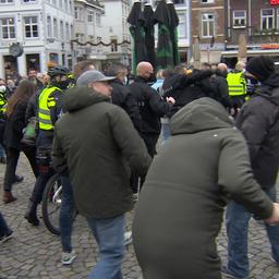Video | KOZP-demonstranten belaagd door tegendemonstranten in Maastricht