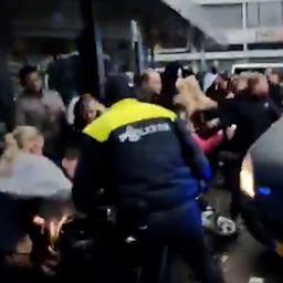 Video | ME-busje raakt scootmobiel bij Zwarte Piet-demonstratie Venlo