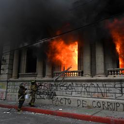 Meerdere gewonden bij betogingen Guatemala, parlement in brand gestoken