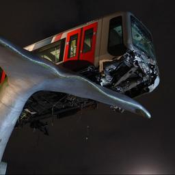 Video | Metro in Spijkenisse schiet van baan en belandt op kunstwerk
