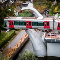 Metro schiet in Spijkenisse door stopblok en hangt op 10 meter hoogte