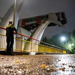 Metro schiet in Spijkenisse door stopblok en hangt op tien meter hoogte