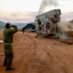 Video | Militair springt weg voor ‘op hol geslagen’ Israëlische tank