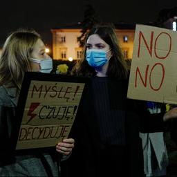 Polen stelt inperking abortus uit vanwege grootschalige protesten