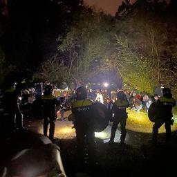 Politie grijpt in bij illegaal feest in Limburg, 100 bekeuringen uitgedeeld