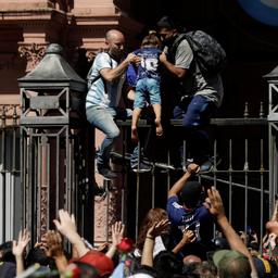 Video | Rellen in Buenos Aires bij laatste afscheid Maradona