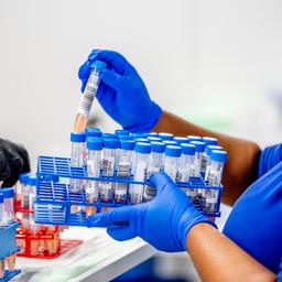 RIVM meldt 5.703 positieve coronatests, 15 procent minder dan zaterdag