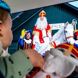 Sinterklaas en roetveegpieten aangekomen in fantasiedorp Zwalk