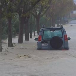 Video | Straten en winkels onder water na zware regenval in Zuid-Italië