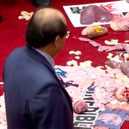 Video | Taiwanese parlementsleden gooien varkensdarmen naar premier