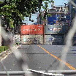 Video | Thaise militairen barricaderen bank met zeecontainers en prikkeldraad