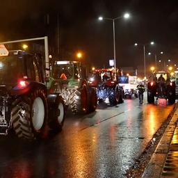 Video | Tientallen tractoren arriveren in Den Haag voor defilé langs paleis