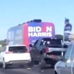 Video | Trump-aanhangers omsingelen campagnebus Biden in Texas