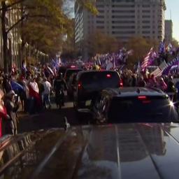 Video | Trump groet demonstrerende aanhang in Washington D.C. vanuit auto
