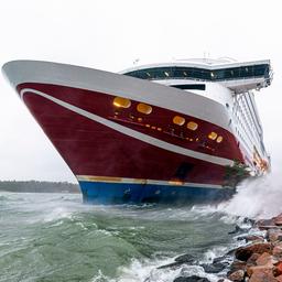 Vastgelopen Finse veerboot met 331 passagiers veilig naar de kade gesleept