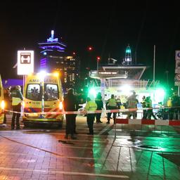 Vier gewonden bij aanvaring pont en binnenvaartschip in Amsterdam
