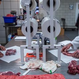Vleesverwerker in Limburg sluit na 41 coronabesmettingen bij medewerkers