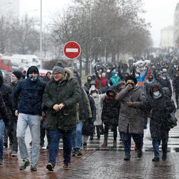 Weer honderden aanhoudingen bij zestiende weekend van protesten in Belarus