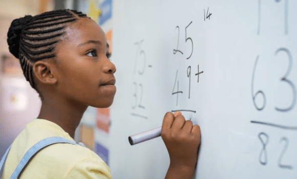 Trouw: Op Curaçao lopen veel leerlingen achterstand op, en dus houden scholen nu ook de ouders in de gaten