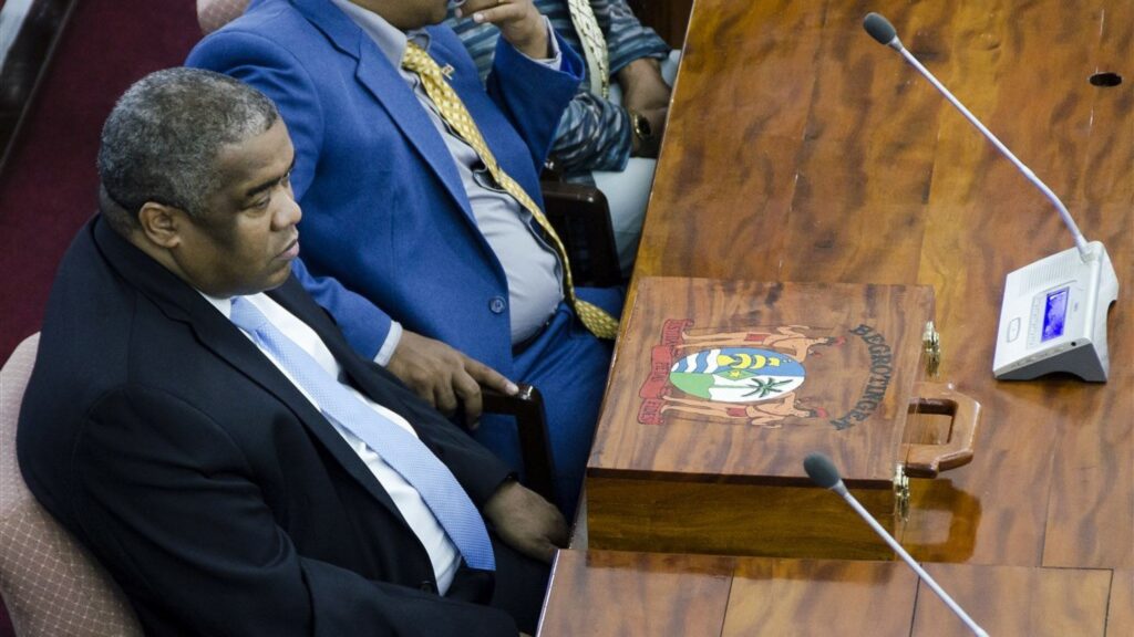 Surinaamse oud-minister Hoefdraad gezocht door Interpol