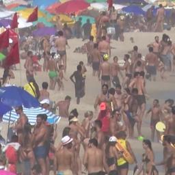Video | Duizenden mensen negeren regels en bezoeken stranden Rio de Janeiro