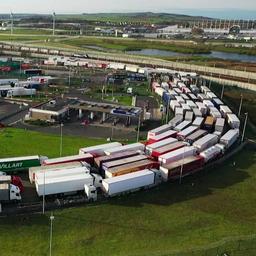 Video | Hamsterende Britten zorgen voor enorme rijen vrachtwagens bij Calais
