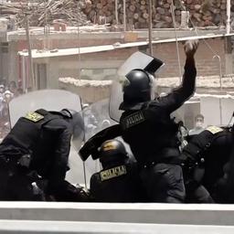 Video | Honderden Peruanen bekogelen politie met bakstenen