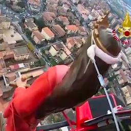 Video | Italiaanse brandweer vliegt met heilig beeld over stad tijdens feestdag