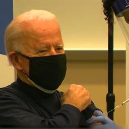 Video | Joe Biden krijgt coronavaccin: ‘Niets om je druk om te maken’