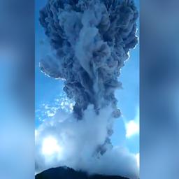 Video | Kilometers hoge rookwolken na vulkaanuitbarsting in Indonesië
