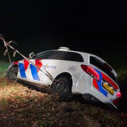 Video | Politieauto belandt in greppel na wilde achtervolging in Twente
