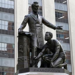 Standbeeld van Lincoln in Boston verwijderd vanwege racistische afbeelding