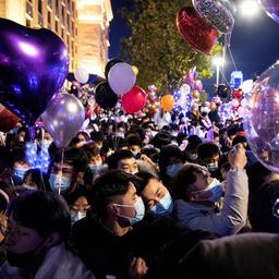In beeld | Zo viert Wuhan Oud en Nieuw: alsof het coronavirus niet bestaat