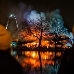Brand verwoest theater in Rotterdams Plaswijckpark, mogelijk brandstichting