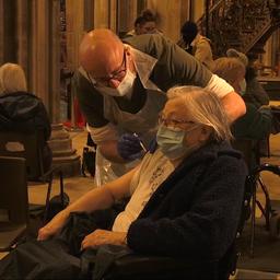 Video | Britse ouderen krijgen vaccin in eeuwenoude kathedraal