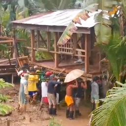 Video | Dorpsbewoners Filipijnen vertillen volledig huis om zware regenval
