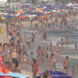 Video | Duizenden Brazilianen gaan ondanks coronaregels naar strand