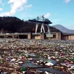 Video | Enorme hoeveelheid vuilnis bedreigt dam in Servië