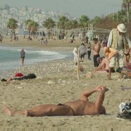 Video | Grieken trekken massaal naar het strand vanwege abnormale warmte